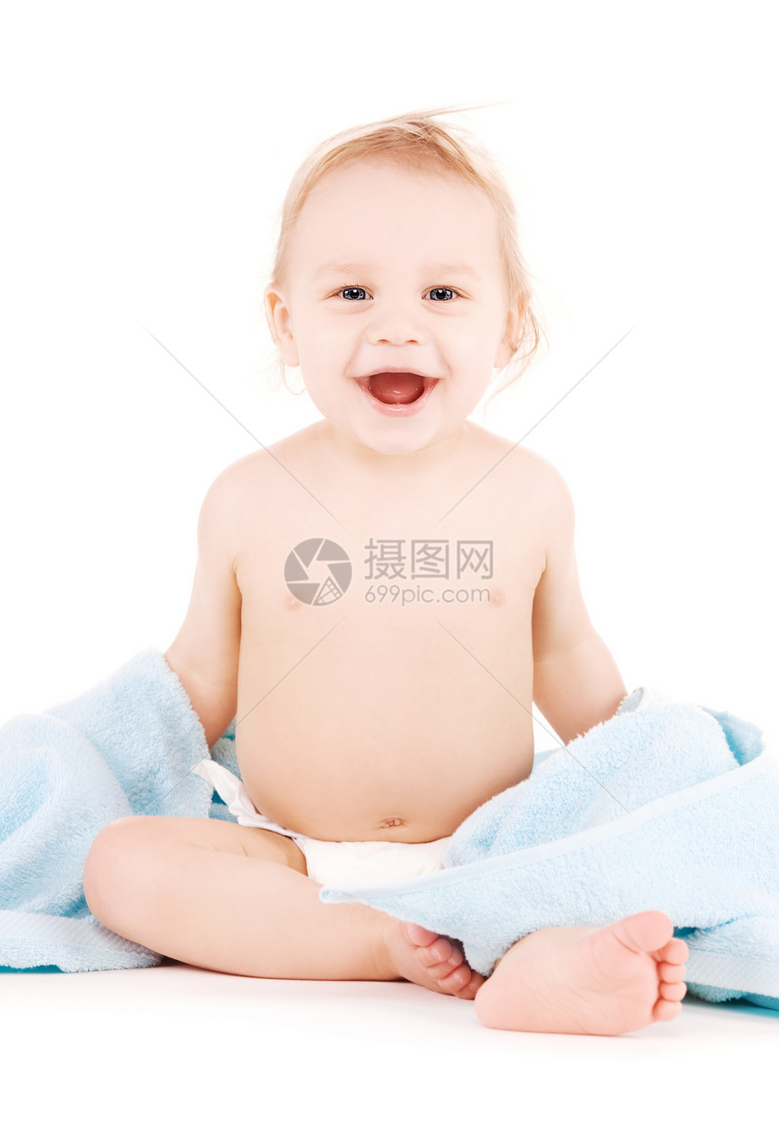 带蓝毛巾的婴儿微笑乐趣童年快乐皮肤孩子育儿卫生保健青少年图片