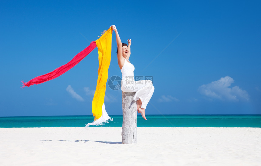 在海滩上快乐的女人海洋热带享受蓝色晴天自由围裙福利天堂女孩图片