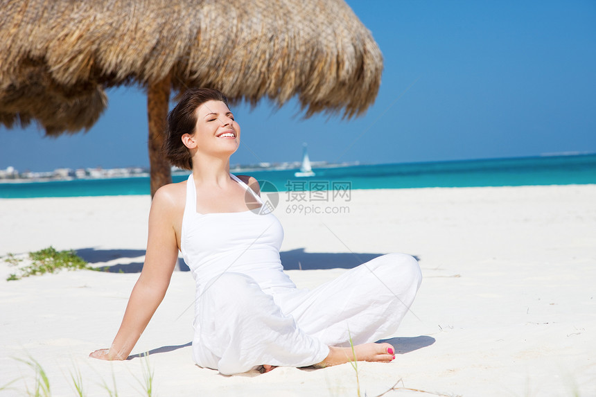 在海滩上快乐的女人中年活力假期海岸热带旅行福利晴天天堂女性图片