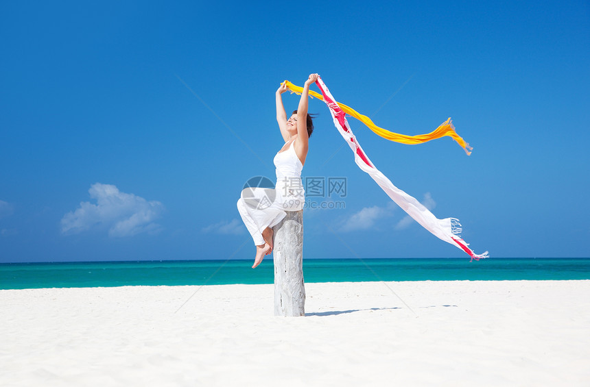 在海滩上快乐的女人自由女性天空活力女孩旅行假期享受围裙天堂图片