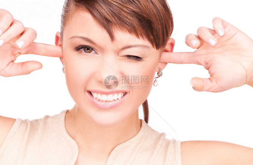 带着手指的笑女快乐手势噪音耳朵黑发福利成人微笑女性情感图片