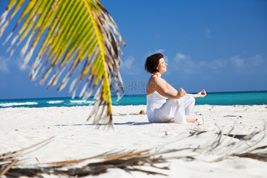 沙滩上的默思海滩冥想天空保健微笑锻炼瑜伽姿势女孩海洋图片