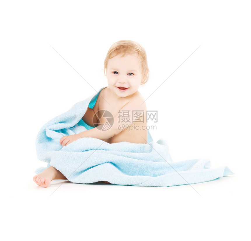 带蓝毛巾的婴儿皮肤快乐男生蓝色保健青少年乐趣卫生生活微笑图片