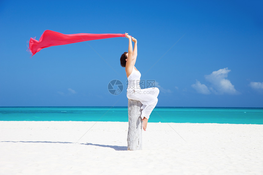 在海滩上快乐的女人旅行女性福利海岸热带天堂蓝色围裙海洋乐趣图片