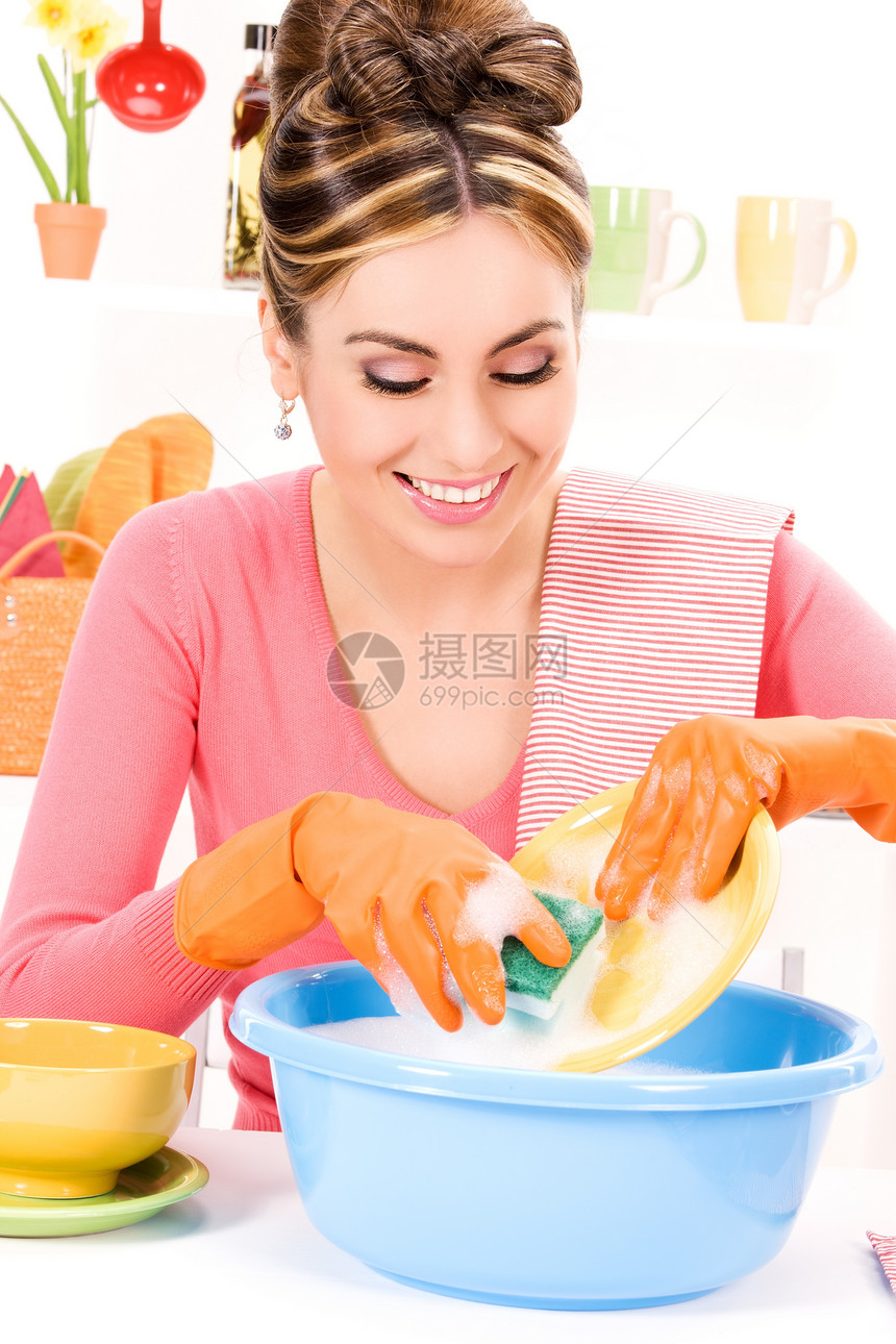 家庭主妇洗碗女孩女性桌子手套家庭主妇微笑妻子家务管家盘子图片