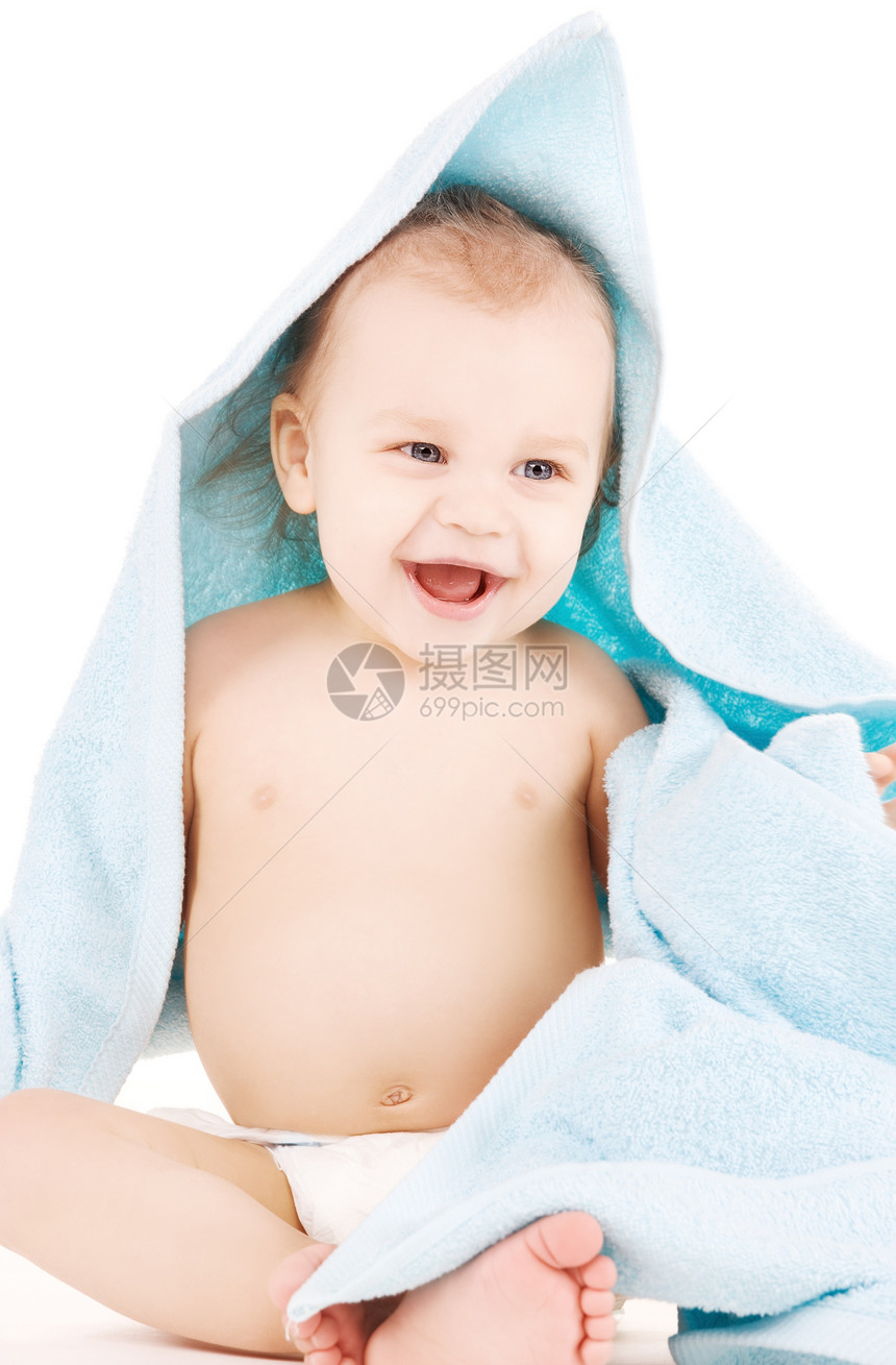 带蓝毛巾的婴儿卫生男性童年保健微笑育儿乐趣男生皮肤生活图片