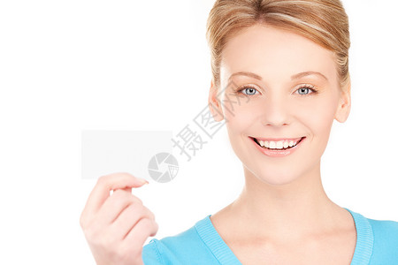 拥有名片的快乐女孩女性卡片微笑人士空白金发女郎商业商务蓝色白色背景图片