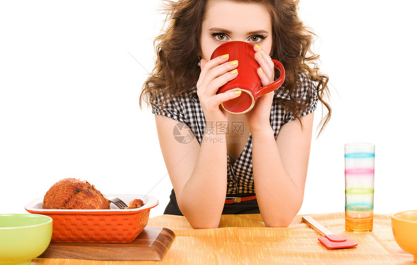 厨房有吸引力的年轻女子红色球座杯子白色家庭主妇早餐黑发女孩女性盘子图片