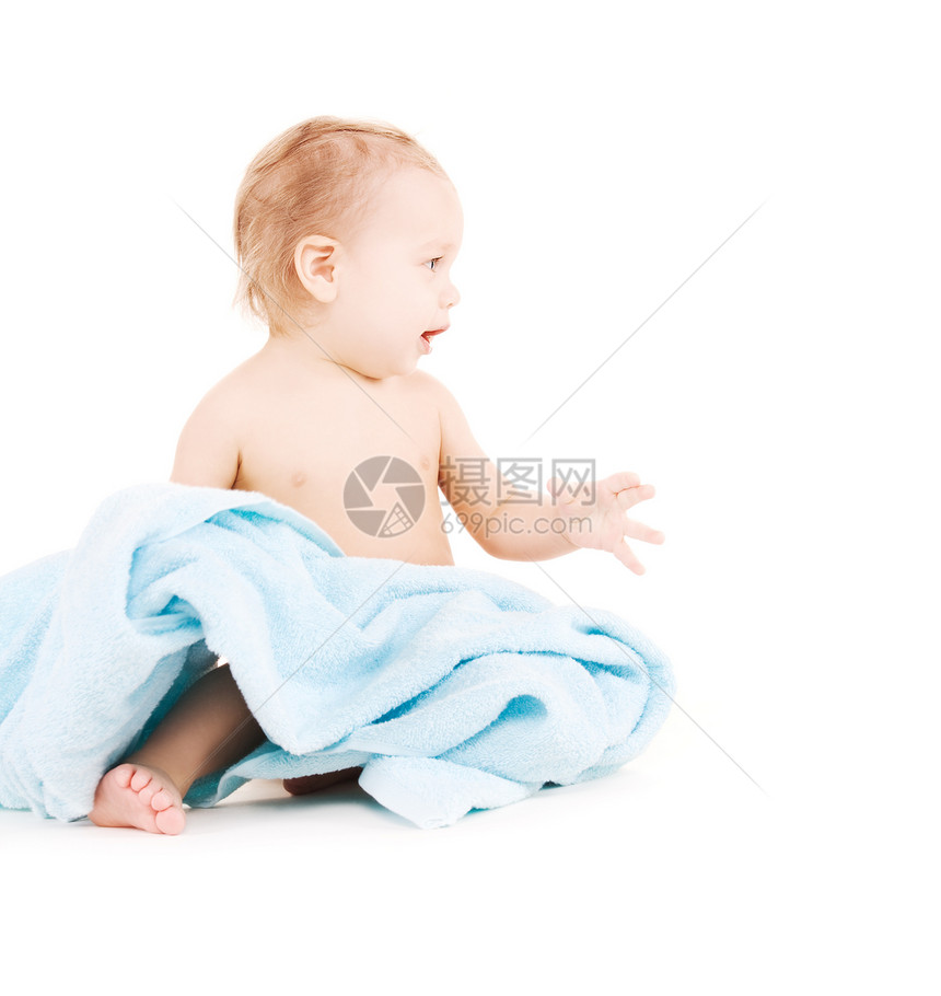 带蓝毛巾的婴儿育儿卫生乐趣孩子快乐童年保健皮肤男生生活图片