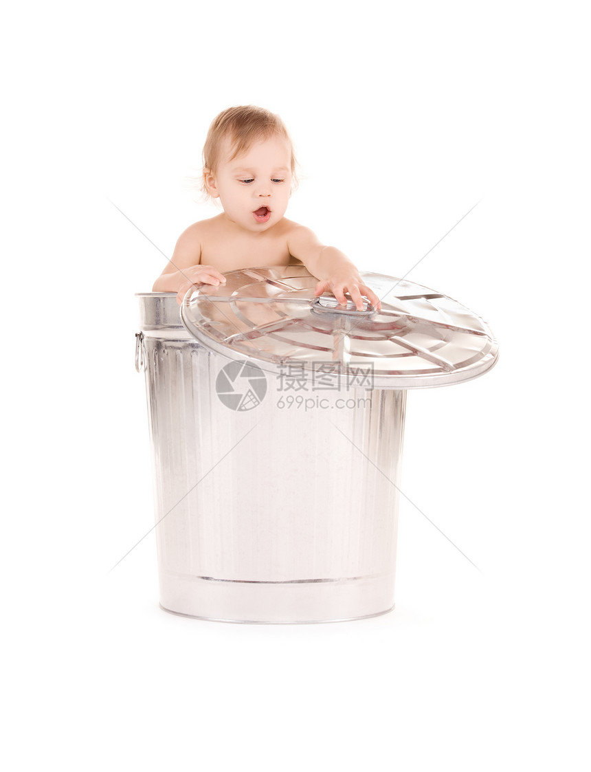垃圾桶中的婴儿孩子金属男生丢弃回收废纸篮子青少年快乐男性图片