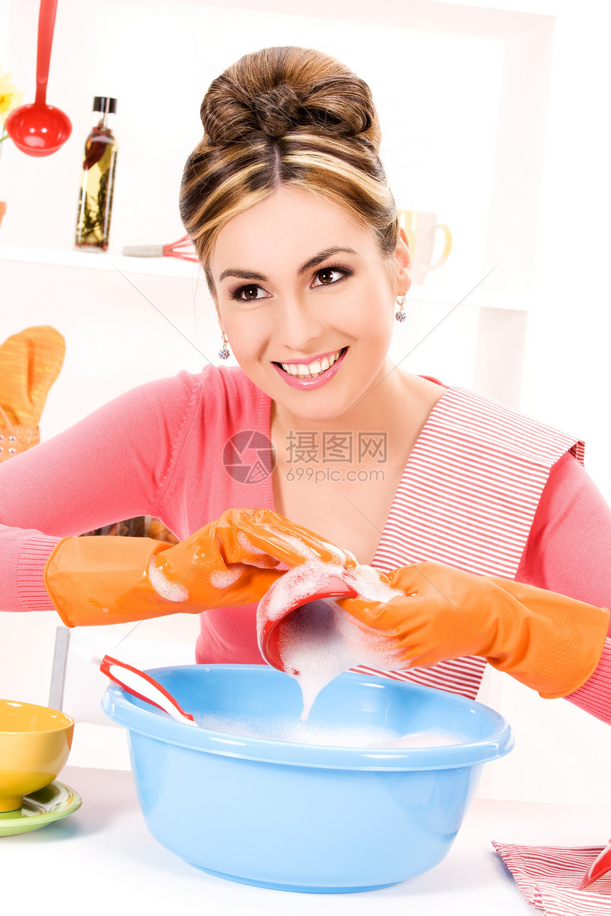 家庭主妇洗碗妻子女孩橡皮橙子管家盘子微笑家务快乐厨房图片