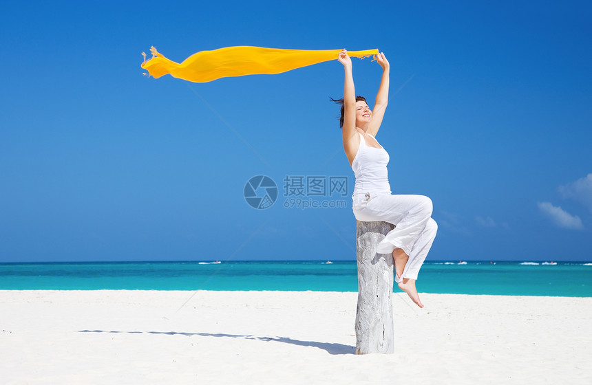 在海滩上快乐的女人乐趣阳光晴天天空天堂热带假期女孩自由海岸图片