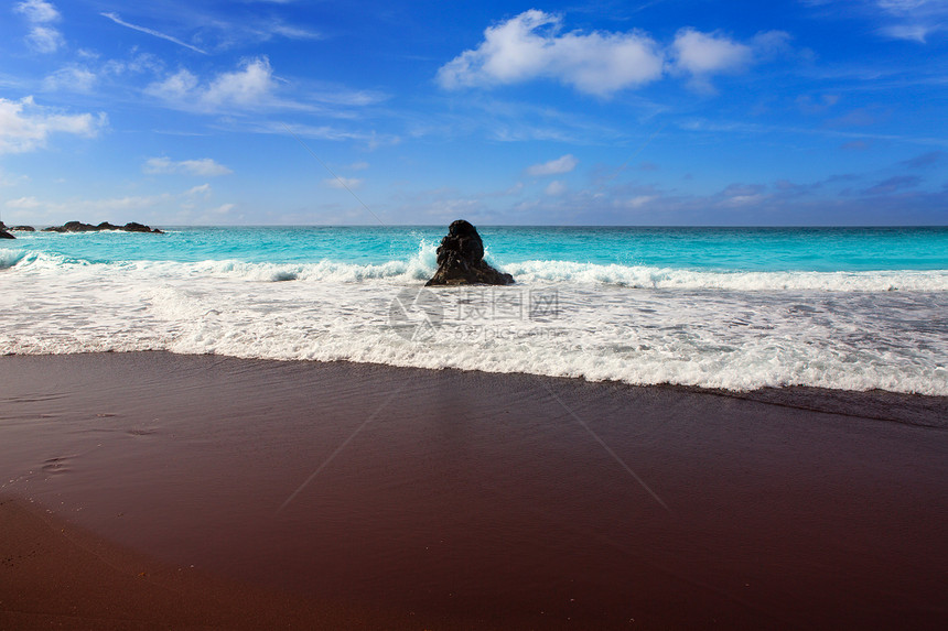 Bullullo海滩黑棕色沙和水岩石支撑热带火山岛屿石头泡沫海景海岸海浪图片