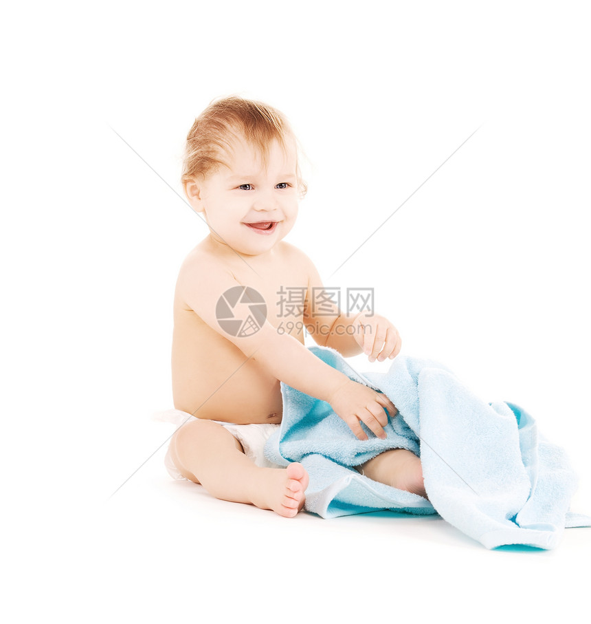 带蓝毛巾的婴儿皮肤保健微笑蓝色生活青少年快乐卫生童年育儿图片