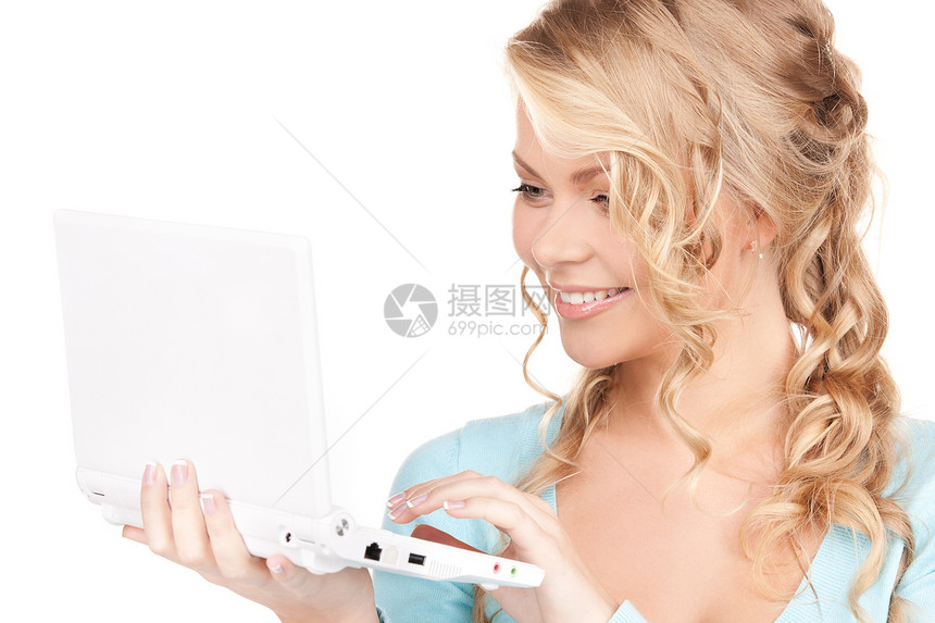 拥有笔记本电脑的幸福妇女人士微笑上网商务女性八卦网络成人电子邮件享受图片
