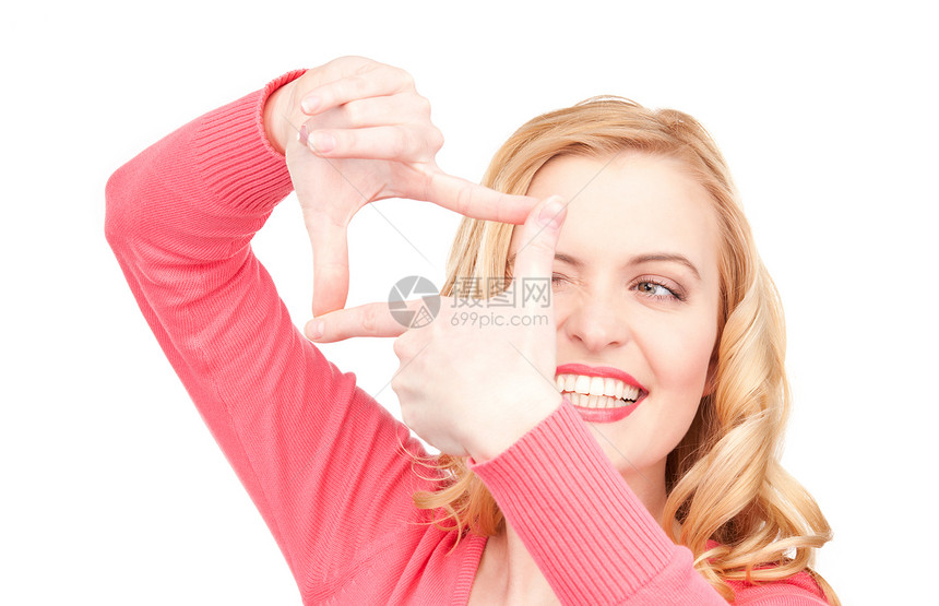 可爱的美女用手指创造框架人士成人相机快乐微笑女孩金发女郎手势女性商务图片
