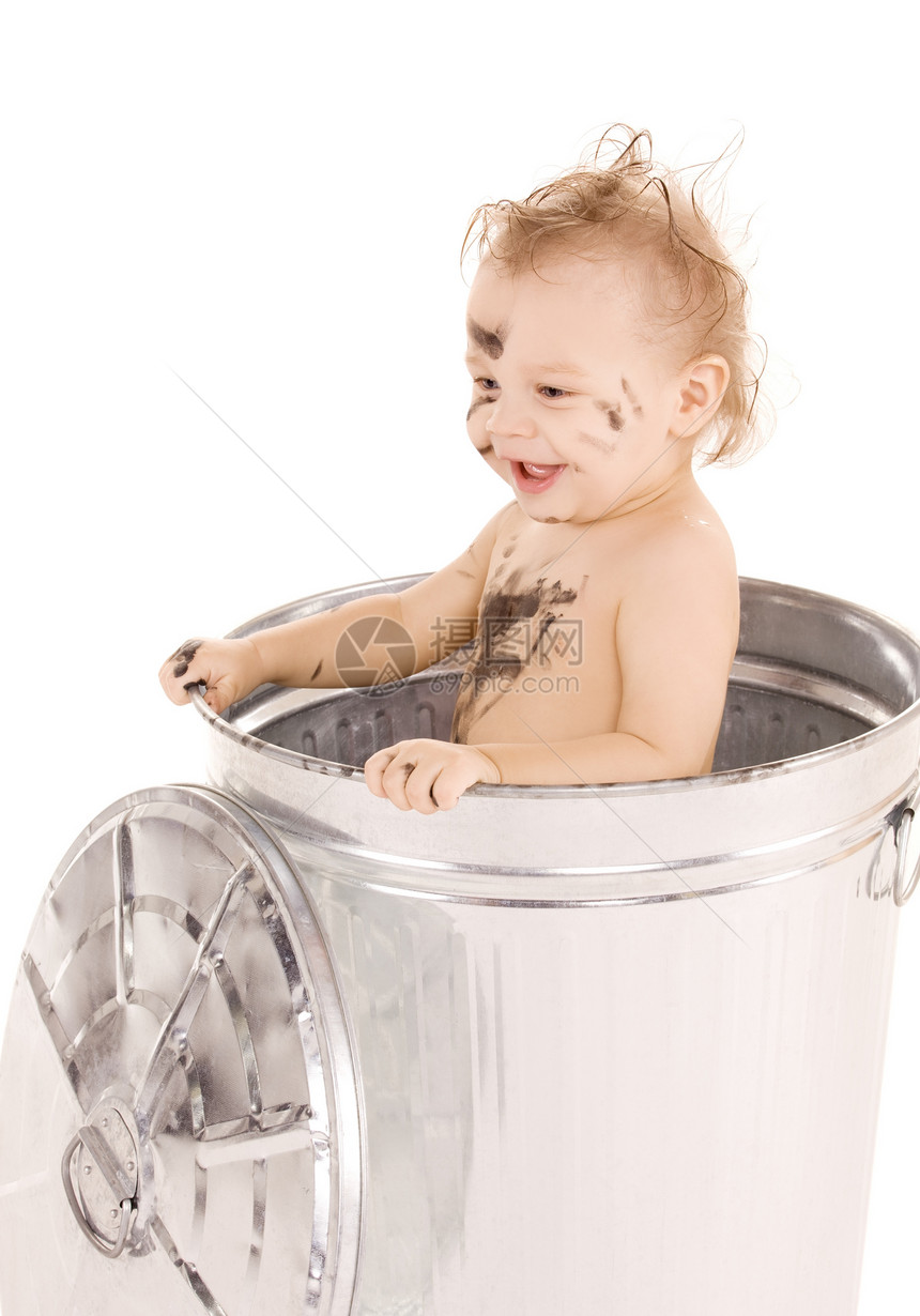 垃圾桶中的婴儿微笑乐趣孩子青少年金属篮子丢弃废纸男性垃圾图片