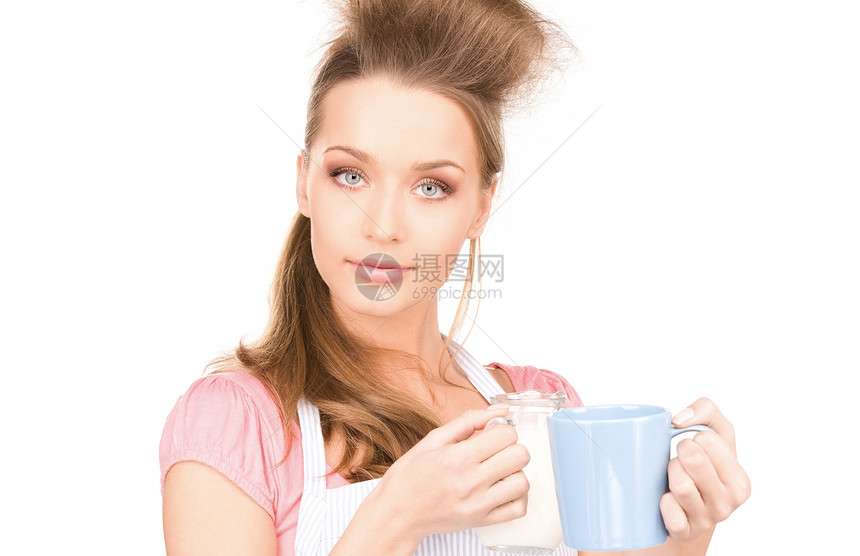 带牛奶和杯子的家庭主妇女性女孩妻子家务围裙食物白色蓝色烹饪管家图片