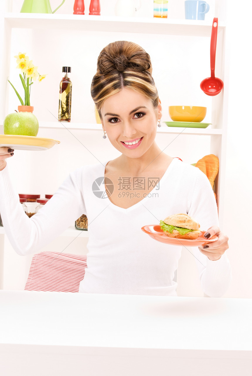 配有绿苹果和三明治的妇女厨房女孩保健快乐活力女性营养维生素饮食水果图片