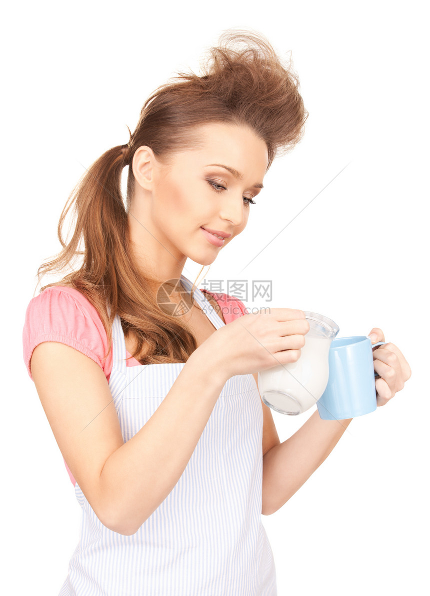 带牛奶和杯子的家庭主妇食物围裙管家女性妻子烹饪早餐蓝色家务女孩图片