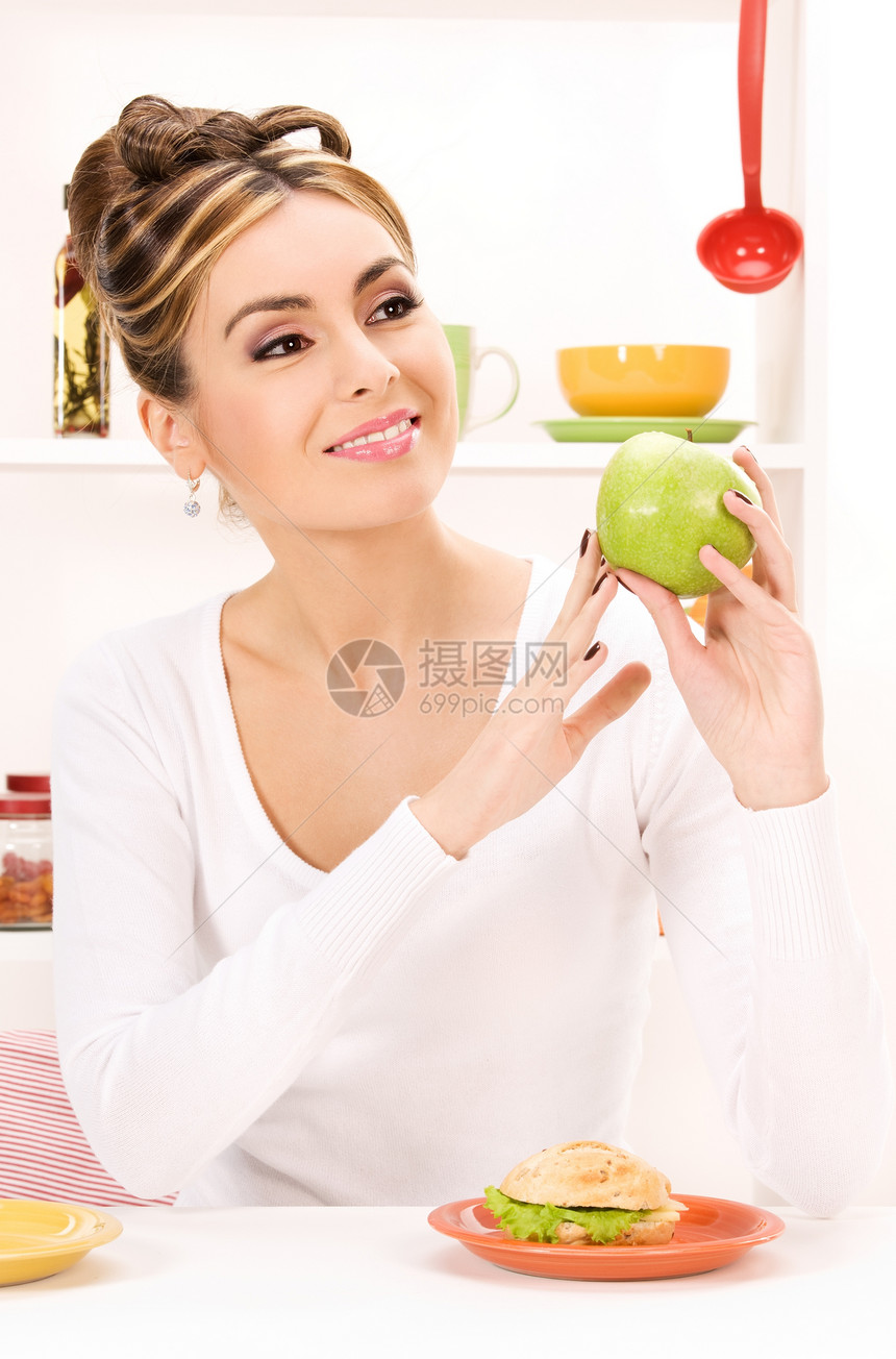 配有绿苹果和三明治的妇女水果午餐早餐营养卫生女性饮食厨房福利活力图片