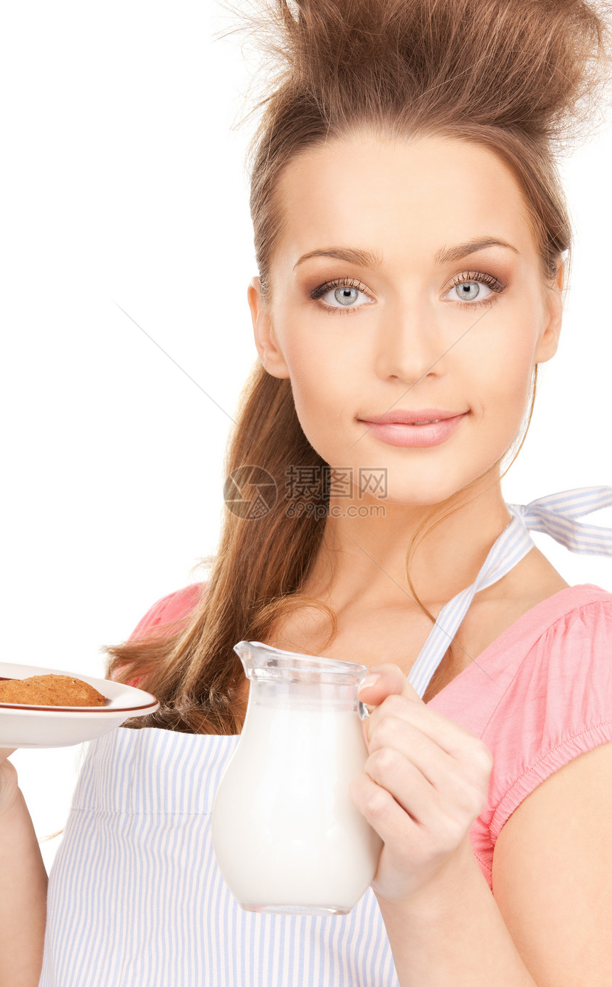 配奶和饼干的家庭主妇女孩家务烹饪盘子牛奶白色妻子微笑管家女性图片