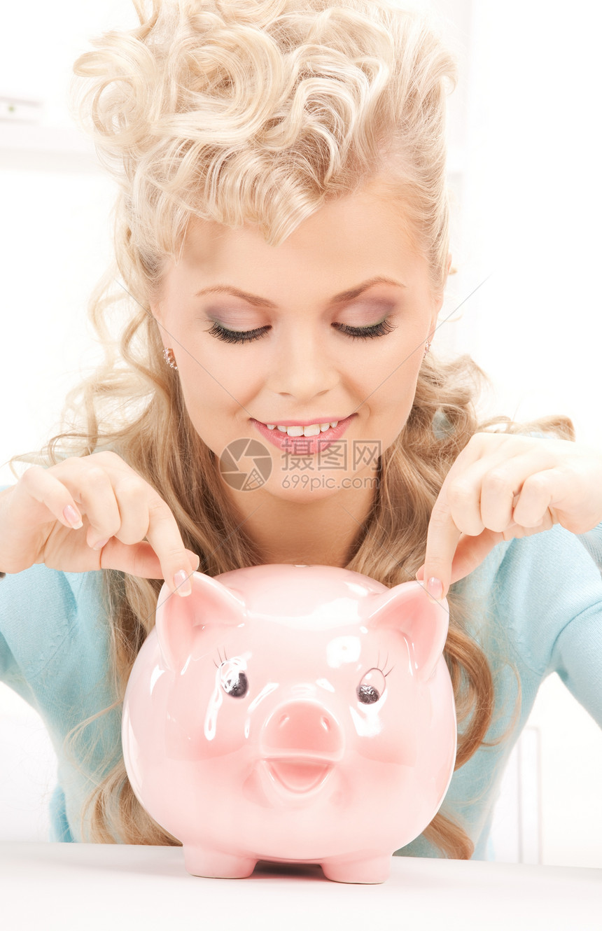 可爱的有小猪银行的女人成人女性女孩经济微笑金融银行小猪投资快乐图片