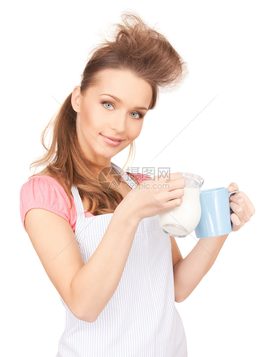 带牛奶和杯子的家庭主妇家务妻子围裙女性蓝色管家女孩早餐食物烹饪图片