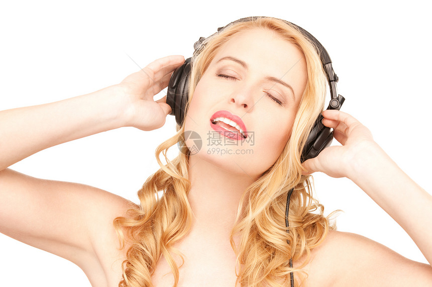 在耳机中快乐的女人乐趣手机音乐微笑幸福享受播音员情感女性立体声图片