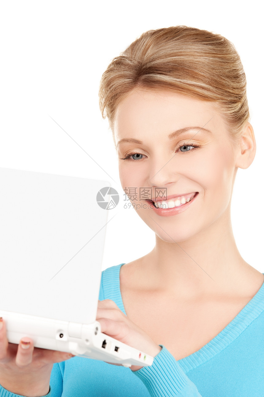 拥有笔记本电脑的幸福妇女享受上网成人女性八卦微笑人士电子邮件商务商业图片