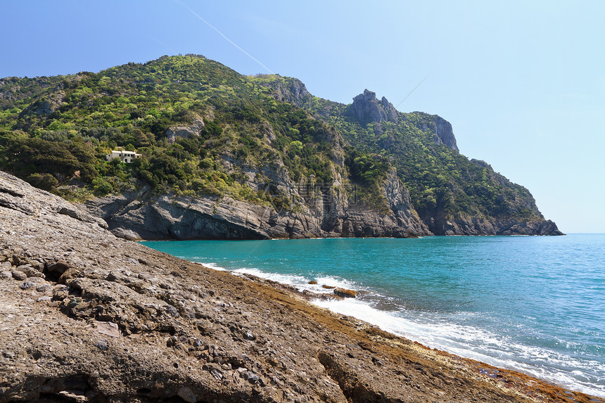 意大利利古里亚荒野悬崖假期旅游晴天海浪村庄天空支撑蓝色图片