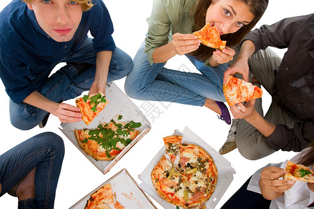 青少年吃比萨饼男孩们四个人友谊团体食物女孩们朋友们拉丁背景图片