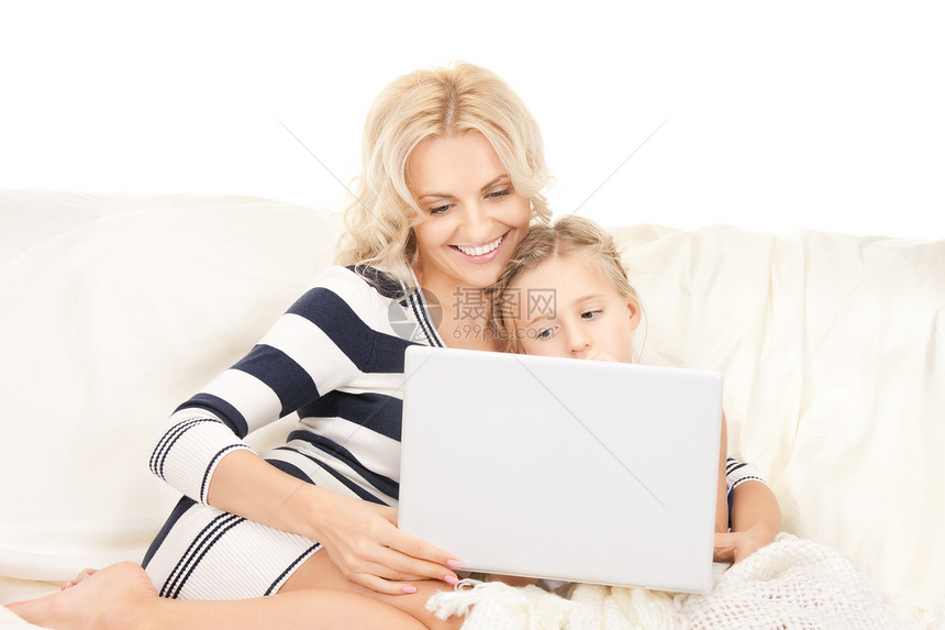 使用笔记本电脑的幸福母亲和孩子女孩购物女性快乐技术学生微笑女士父母教育图片