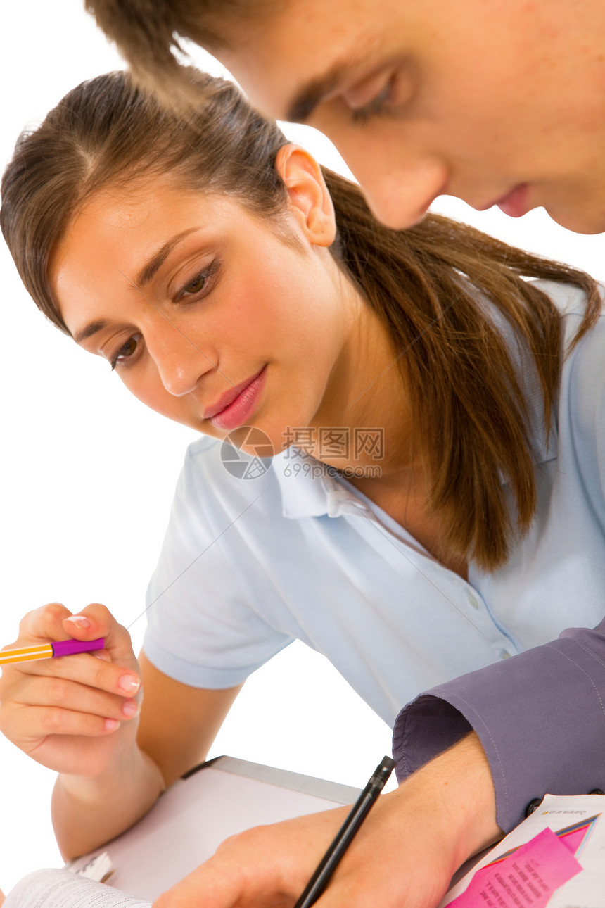 正在学习的青少年学生同学学校长发女孩两个人专注黑发课堂教育图片