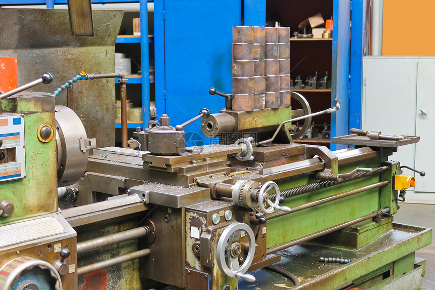 工厂车间的旧层板商业刨花润滑卡盘工程工具金属职业引擎钢坯图片