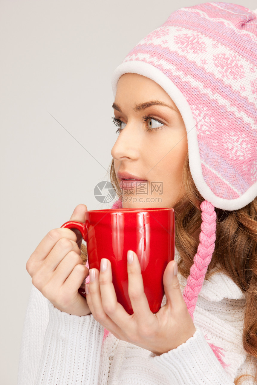 红脸的美女女性帽子成人女孩杯子饮料季节福利头发图片