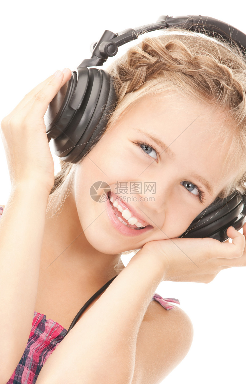 在大耳机里快乐的女孩闲暇女士立体声青年乐趣喜悦音乐微笑手机享受图片