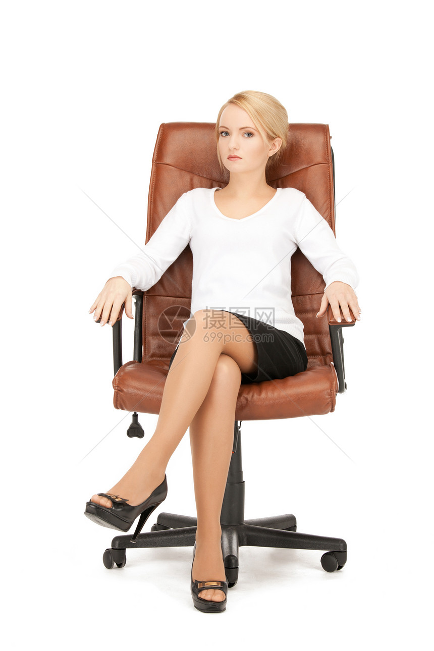 坐在柴上的年轻女商务人士职员女孩生意人商业女性工人椅子管理人员伙伴沉思图片