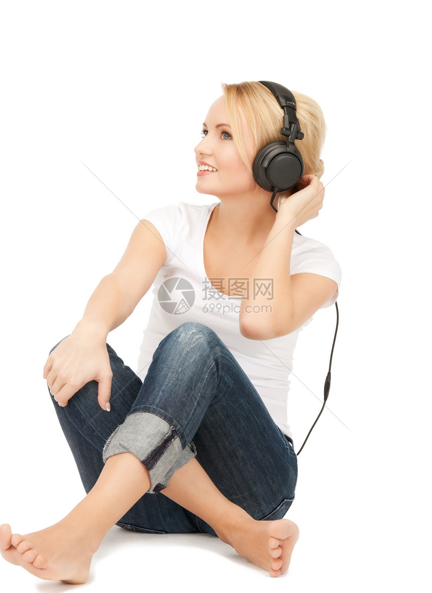 使用大耳机的快乐少女耳机女孩手机听力女性青少年喜悦幸福微笑音乐图片