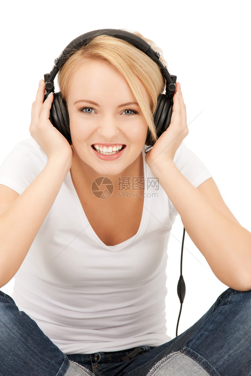 使用大耳机的快乐少女女性听力乐趣享受音乐女孩幸福耳机青少年手机图片