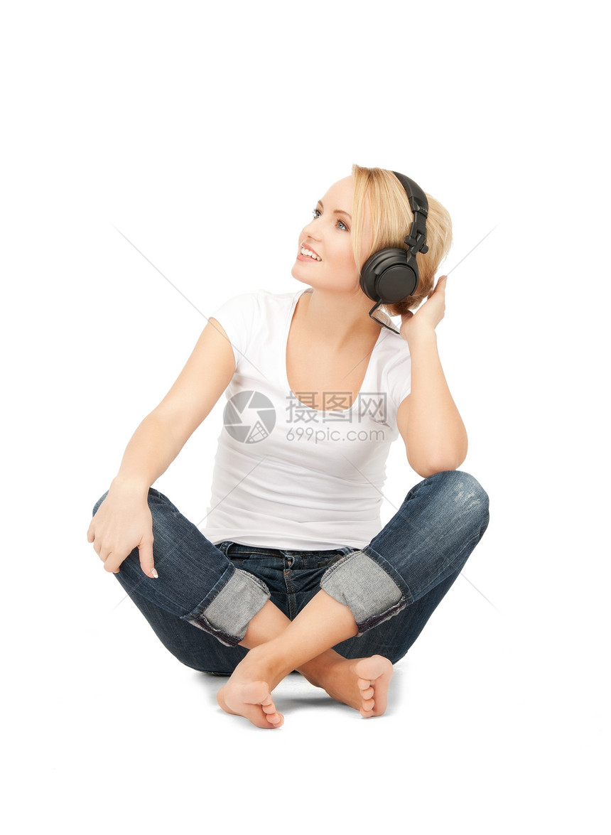 使用大耳机的快乐少女享受音乐闲暇青少年音乐播放器喜悦微笑听力手机女性图片