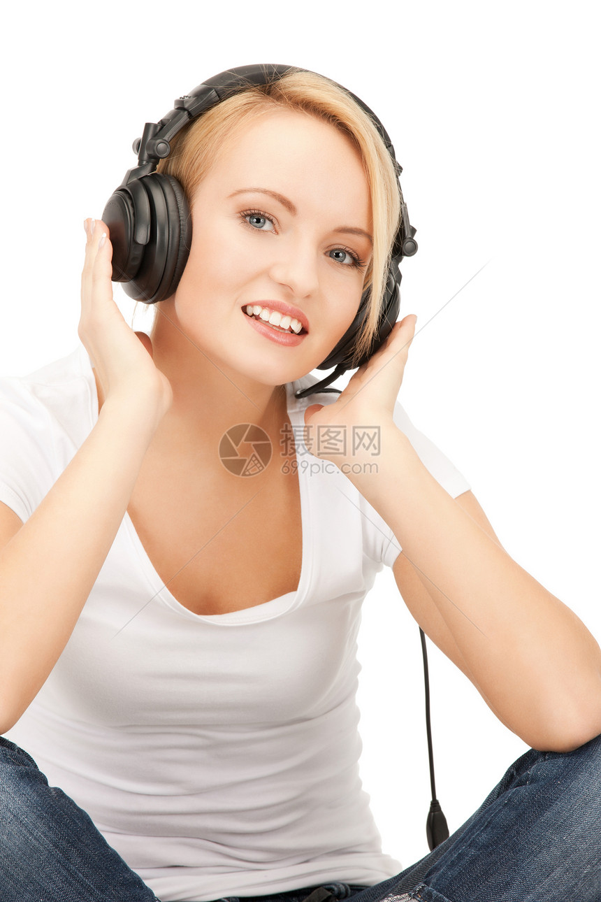 使用大耳机的快乐少女耳机幸福微笑乐趣音乐播放器喜悦女性听力手机青少年图片