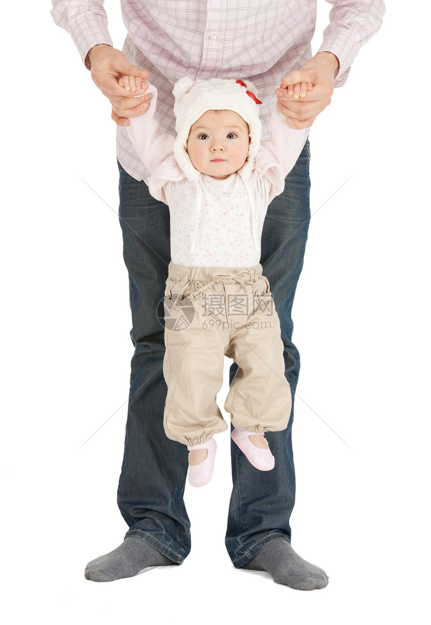 父亲手上挂着孩子的手女孩空气父母生活平衡爸爸男人身份新生家庭图片