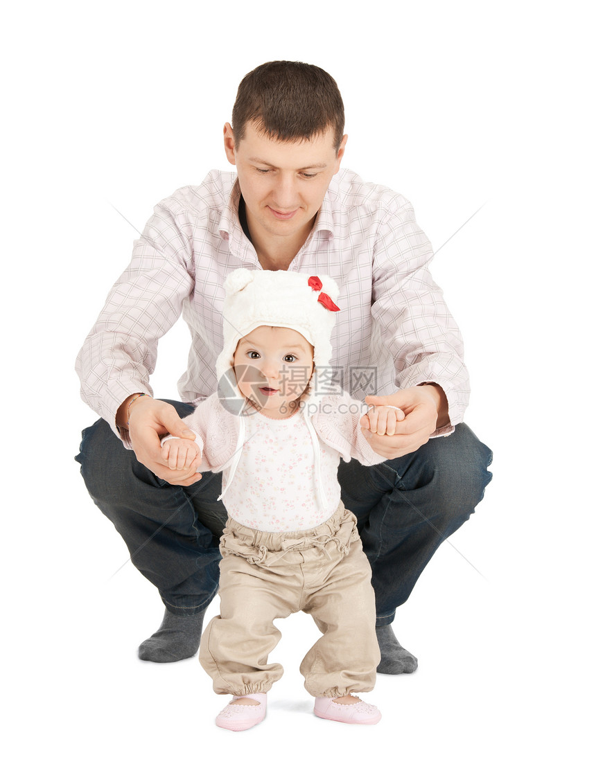 在父亲帮助下迈出第一步的婴儿家庭女孩童年身份脚步新生爸爸生活平衡男人图片