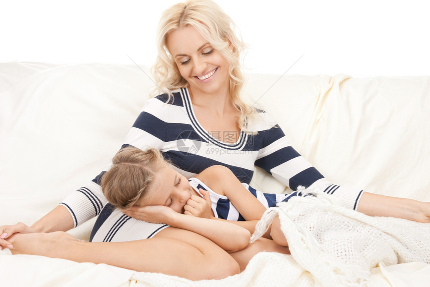 幸福的母亲和睡着的少女休息拥抱说谎妈妈睡眠小憩家庭就寝女孩微笑图片