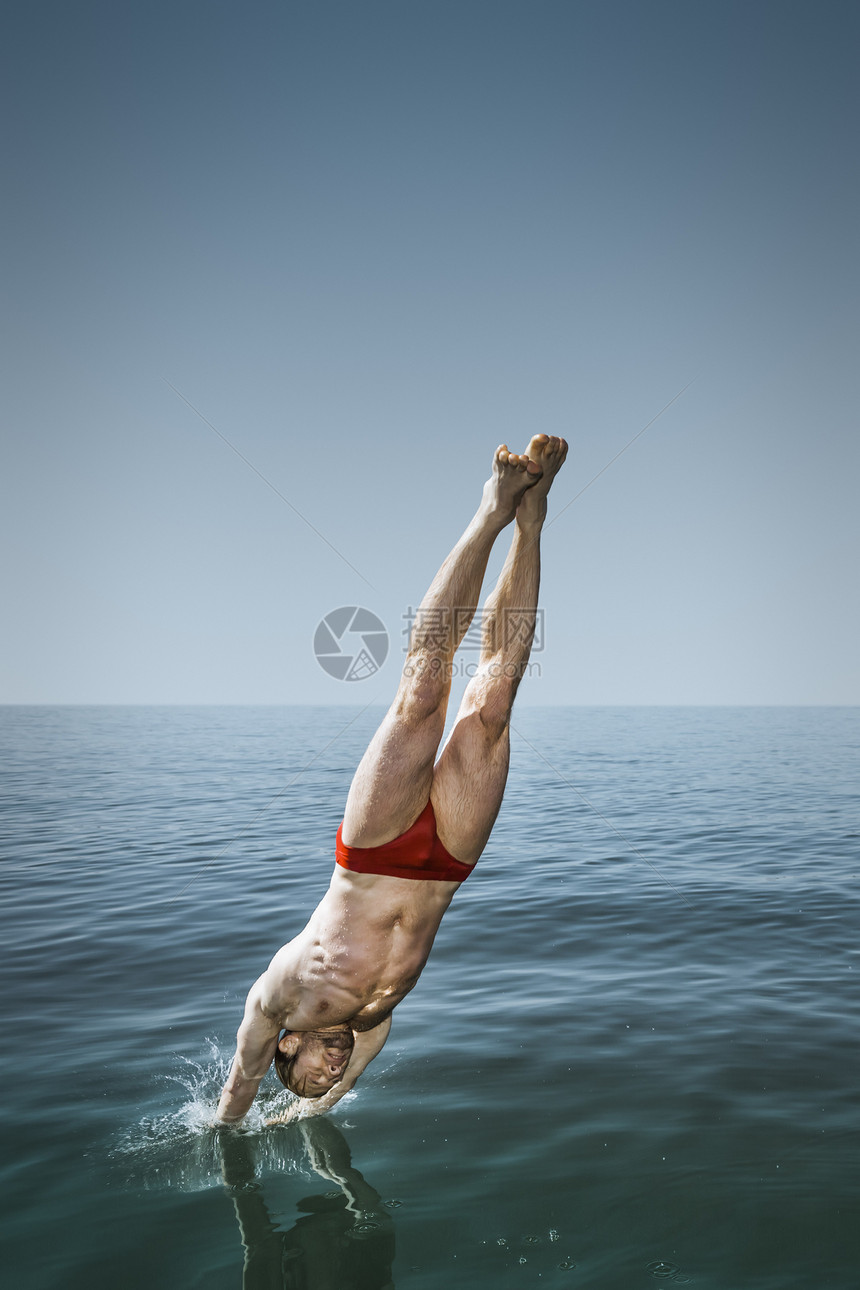 男人跳进湖中图片