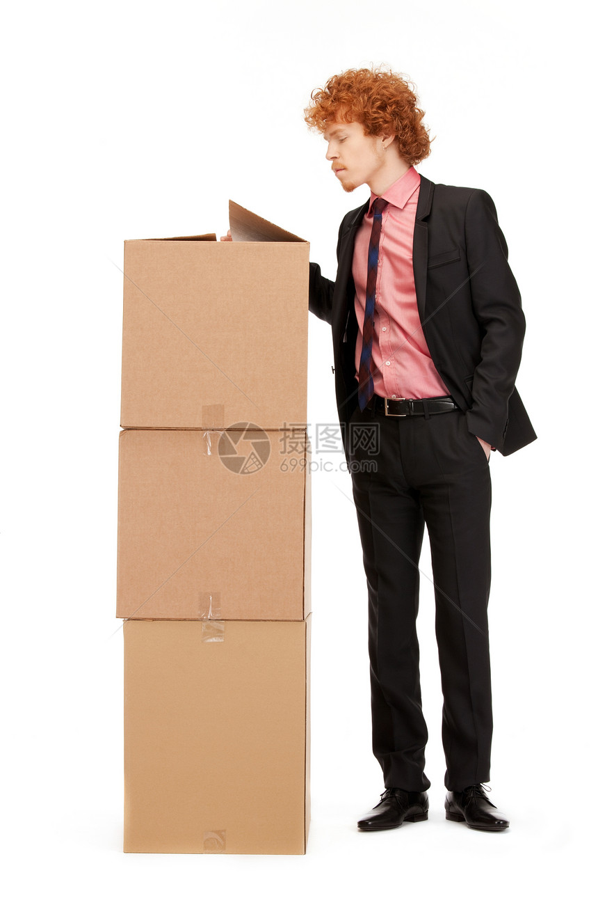 拥有大箱子的有吸引力的商务人士成人纸板男人办公室生意男性包装盒子运输商业图片