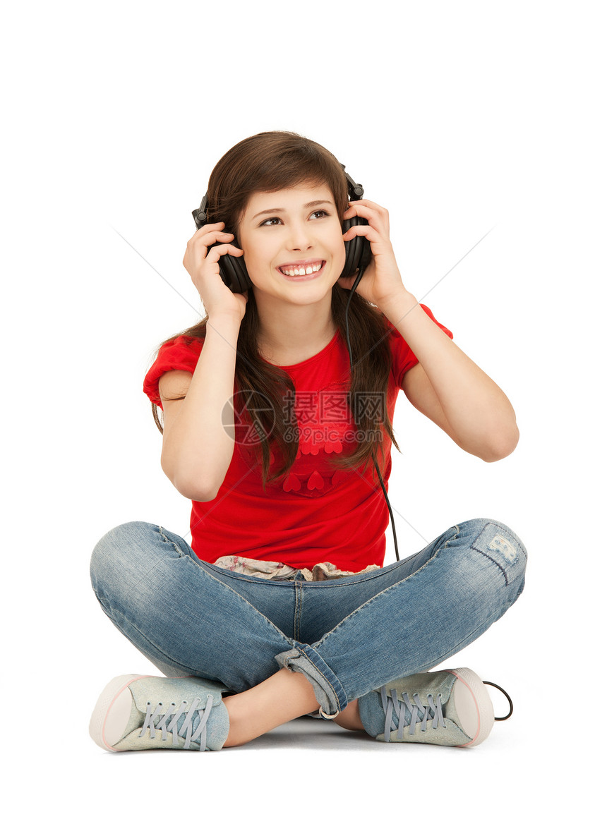 使用大耳机的快乐少女乐趣幸福音乐播放器耳机微笑享受听力女孩女性喜悦图片