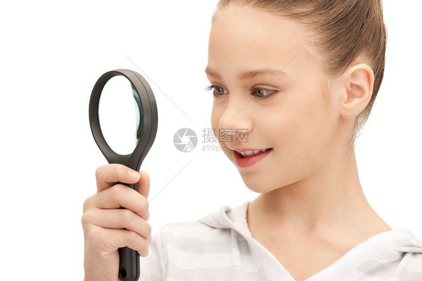 使用放大玻璃放大镜的少女女性玻璃白色勘探工具乐器学生检查学习侦探图片
