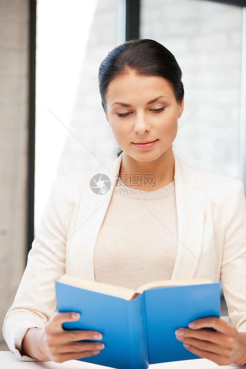 与有天经的贞操和纯洁的妇女大学工人女性人士女孩图书馆知识学习教育阅读图片